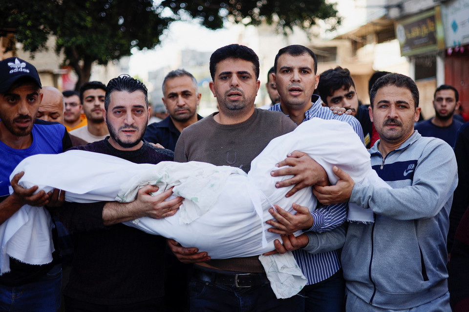 사진=이스라엘과 팔레스타인 무장단체간 교전 와중에 사망한 여자 아이의 시신을 안고 있는 팔레스타인 주민들/로이터, 연합뉴스 제공