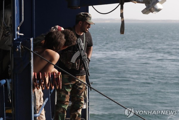 홍해에서 납치한 화물선에서 주변 바다를 감시 중인 후티 반군들. /사진=EPA연합뉴스