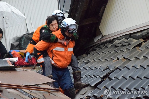 3일 일본 이시카와현 스즈시에서 소방대원들이 주민을 구조해 안전한 곳으로 이송하고 있다. /사진=스즈 AFP·지지 연합뉴스 