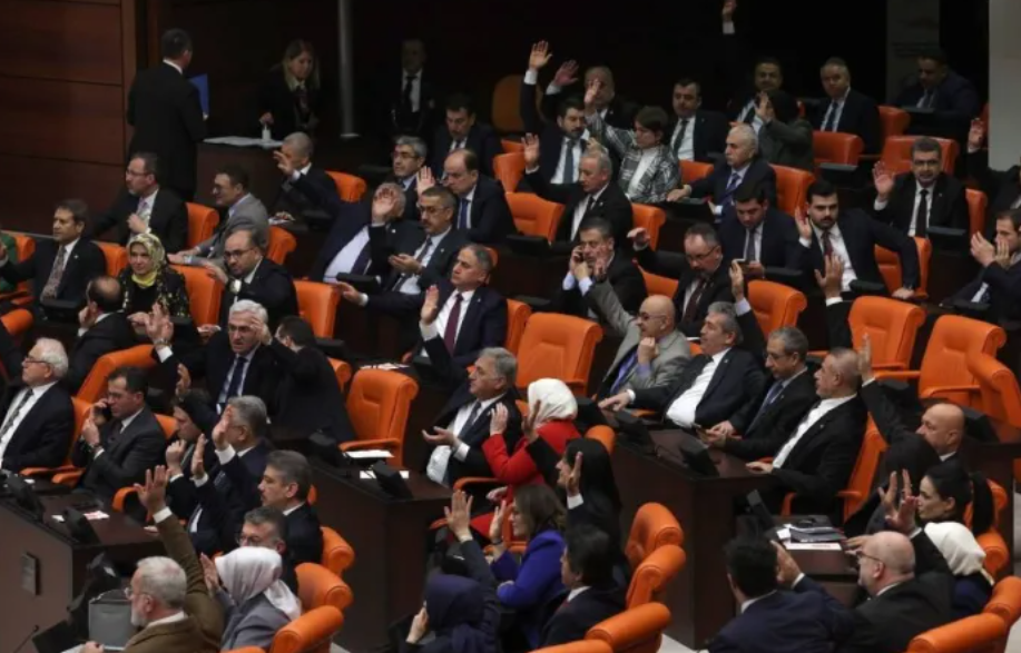 터키 의원들이 지난 23일 수도 앙카라의 국회에서 스웨덴의 북대서양조약기구 가입에 대한 표결에 앞서 회의에 참석하고 있다. /출처=구글