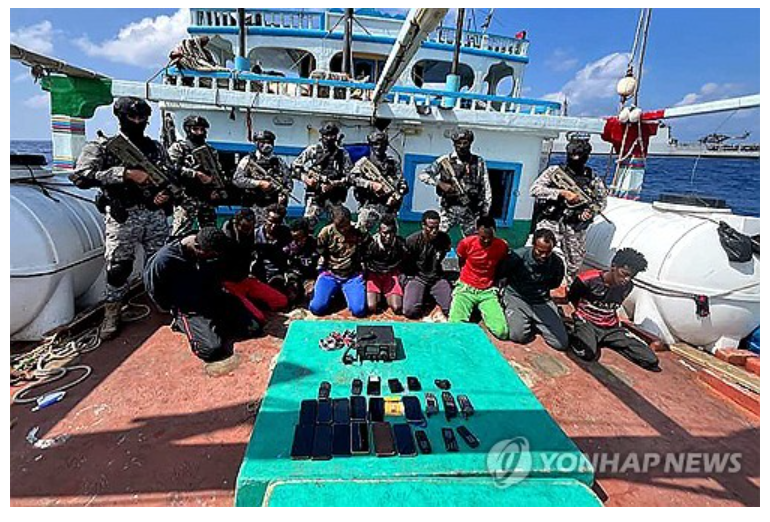 인도 해군 특수부대원들이 소말리아 해적에 납치된 이란 어선 '알 나이미'를 29일 밤(현지시간) 구조했다. 해군 제공 사진에는 부대원들이 해적을 제압한 모습이 담겨 있다. /사진=AFP 연합뉴스