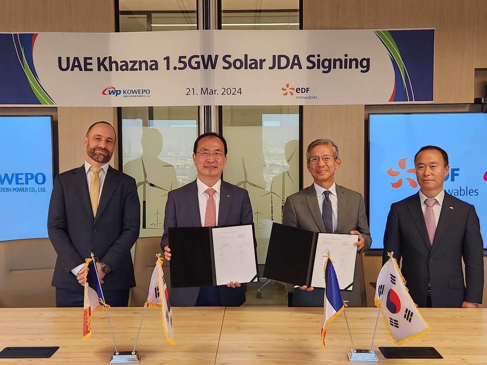 한국서부발전은 3월 21일(목‧현지시간) 아랍에미리트(UAE) 두바이에서 프랑스국영전력회사(EDF‧Electricite de France)의 신재생발전 자회사인 EDF-R(EDF-Renewables)과 ‘UAE 카즈나(Khazna) 1.5GW 태양광 입찰사업 공동개발협약’(JDA)에 서명했다. 사진은 서규석 서부발전 사업부사장(왼쪽 두 번째)과 프랑수아 다오(Francois Dao) EDF-R 수석 중동아프리카 부사장(왼쪽 세 번째)이 협약서 서명 후 기념촬영하는모습