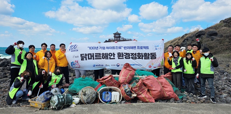 지난 20일 하이트진로 제주지점과 제주시 아라종합사회복지관 임직원들이 해양 쓰레기 수거 활동을 하고 있다