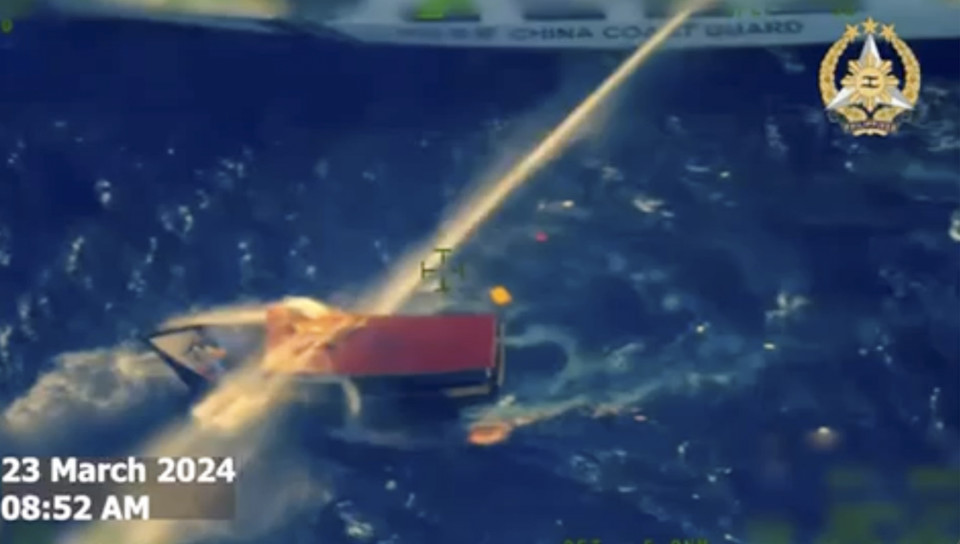 필리핀 보급선에 물대포 쏘는 중국 해안경비대. /사진=연합뉴스