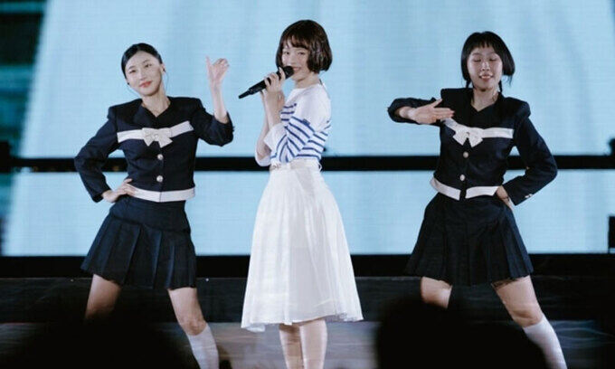 뉴진스 '하니'가 일본 콘서트에서 '푸른 산호초'를 부르는 모습/사진=구글