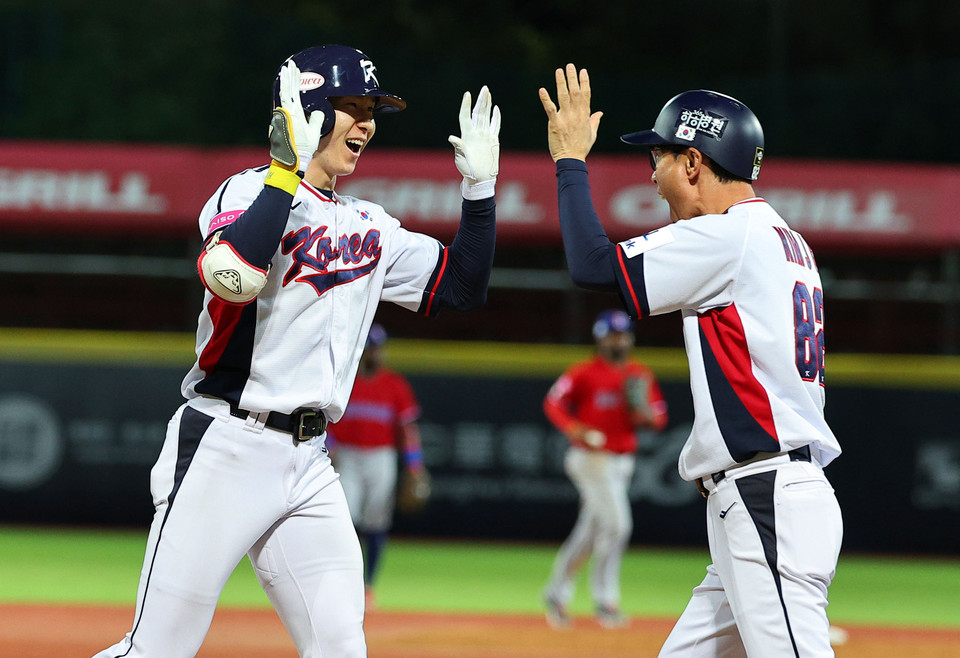 16일 오후 대만 타이베이 톈무야구장에서 열린 세계야구소프트볼연맹(WBSC) 프리미어12 2024 B조 조별리그 대한민국과 도미니카공화국의 경기. 8회말 2사 2,3루에서 박성한이 역전 적시타를 친 뒤 세리머니를 하고 있다. /사진=연합뉴스