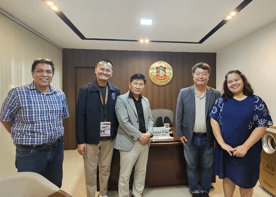 (사진설명) 좌로부터 Kevin R. Fernan, 시 농업부 수석 Atty. Riezyl Reen Angas, 시장 비서실장, 민다나오 무역협회 고윤권 회장.한류문화관광총연합회 장한식 회장, Marie Grace N. Halibas, 시 투자관리책임자.