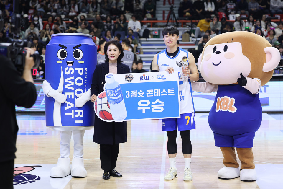 이진숙 동아오츠카 마케팅본부 전무가 포카리스웨트 3점슛 콘테스트 우승자인 최성모 선수에게 시상하고 있다