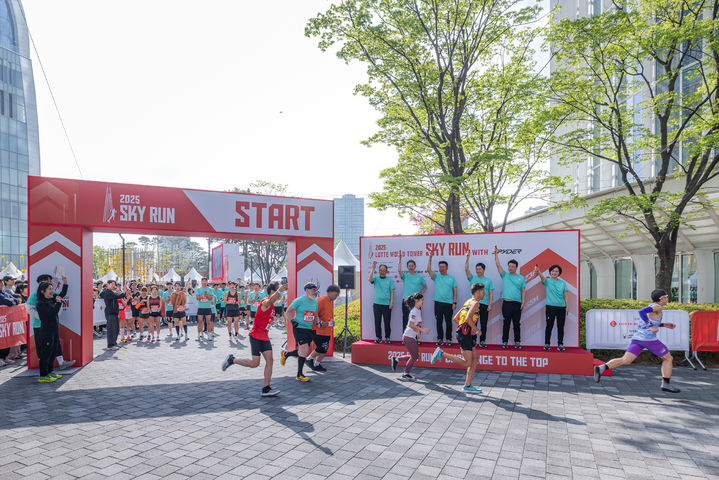 20일  서울 송파구 롯데월드타워에서 '2025 롯데월드타워 스카이런 위드 스파이더(with SPYDER)'가 열렸다. (사진제공=롯데물산 )