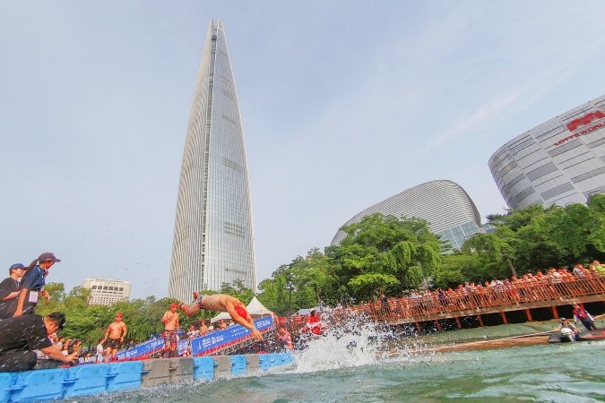 2024 롯데 아쿠아슬론' 참가자들이 석촌호수로 뛰어들고 있다.