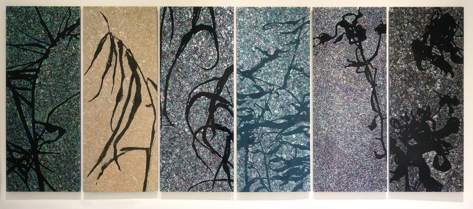 문이원. 신(新)사군자_a black dance. 150×60cm. mother of pearl on wooden panel. 2024