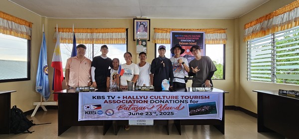 (왼쪽부터) 한류문화관광총연합회 장한식 회장, KBS TV 송찬양 프로듀서, Trixy Elle(바타산섬 주민), Adelisa Oldenaria(barangay health worker), Reynaldo Infiesto(barangay councilor), 박홍열 오디오감독, 이윤석 촬영감독, 김현우 촬영감독.