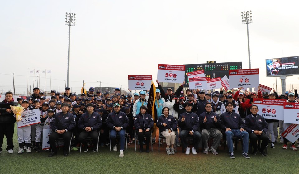 컴투스 후원, ‘제3회 선수협회장기 리틀&여자야구대회’ 단체사진(사진=컴투스)