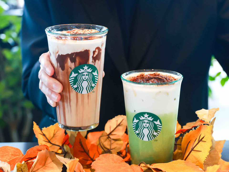 블랙 글레이즈드 라떼(좌)와 말차 글레이즈드 티 라떼(우)사진=스타벅스