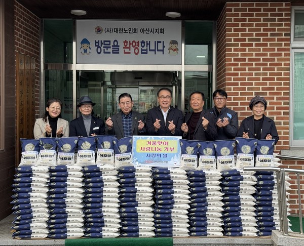 HDC현대산업개발 24일 충남 아산시 어르신과 부녀회를 대상으로 쌀 1톤을 기부했다. (사진 왼쪽부터 정호희 우리들지역아동센터장, 김영돈 충남시각장애인연합회 아산지회장, 오치석 대한노인회 아산시지회장, 신왕섭 HDC현대산업개발 ESG소통실 실장, 김은태 고향재가방문요양센터 시설장, 신정호 HDC현대산업개발 현장소장, 박은자 향토설화연구회 대표) /사진=HDC현대산업개발
