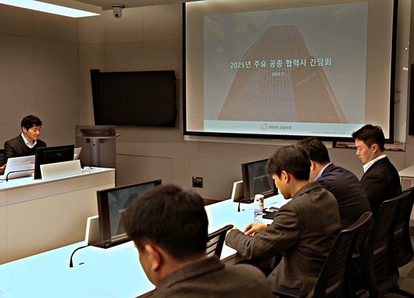 ㈜한화 건설부문 외주상생혁신팀 박상효 과장이 공종별 협력사 간담회를 진행하고 있다. /사진=한화 건설부문