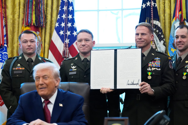 행정명령 서명한 트럼프 대통령. /사진=AP 연합뉴스