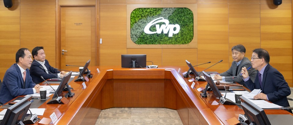 <한국서부발전은 지난 15일 충남 태안 본사에서 ‘2025년도 제8차 ESG위원회’를 개최했다고 16일 밝혔다. 회의에는 권오인 서부발전 비상임이사, 서규석 서부발전 미래사업부사장을 비롯한 ESG위원회 위원 등 20여 명이 참석했다. 사진은 (왼쪽부터 시계방향)서규석 서부발전 미래사업부사장, 엄경일 서부발전 기술안전부사장, 조판환 서부발전 비상임이사, 권오인 서부발전 비상임이사가 안건에 대해 논의하는 모습(사진=한국서부발전)