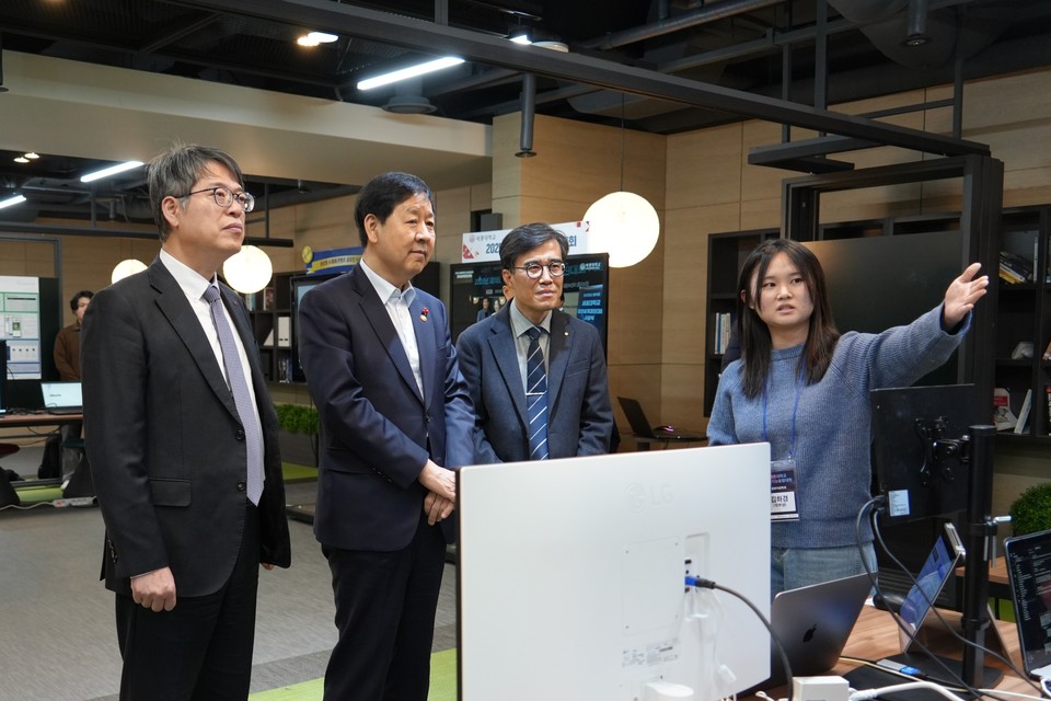 구윤철 경제부총리 겸 기획재정부 장관, 엄종화 총장, 송형규 교학·연구부총장이 ‘AI 기반 무인점포 이상행동 감지 시스템’에 대한 설명을 듣고 있다.(사진=세종대)