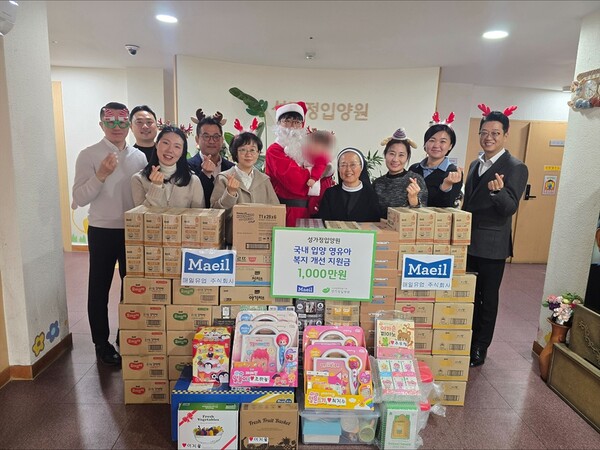 매일유업 임직원이 자선바자회를 통해 모은 3,650만 원의 수익금을 어려운 이웃들에게 전달하며 연말 사회공헌활동을 펼쳤다. /사진=매일유업