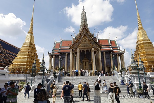 태국 방콕 왓프라깨우 사원을 찾은 관광객들. /사진=EPA 연합뉴스