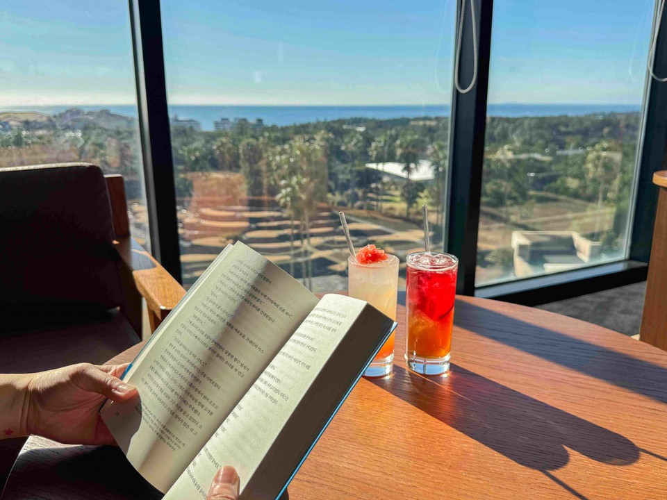 스타벅스 그랜드조선제주점에서 책과 칵테일 음료를 즐기는 모습(사진=스타벅스)