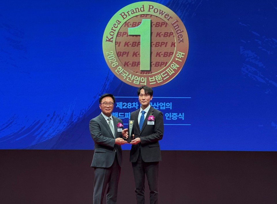 2026년 3월 18일 한국능률협회컨설팅에서 주관하는 ‘2026 한국산업의 브랜드파워 1등 수여식에서 롯데GRS 마케팅부문 이혁중 부문장(오른쪽)이 인증패 수여 후 기념 촬영을 하고 있다(사진=롯데GRS)