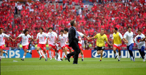 2002년 6월 22일 오후 광주월드컵경기장에서 열린 월드컵 8강전 한국-스페인경기에서 승부차기끝에 스페인을 꺽고 4강에 진출한 감독과 선수들이 그라운드를 뛰고 있다. /사진=연합뉴스