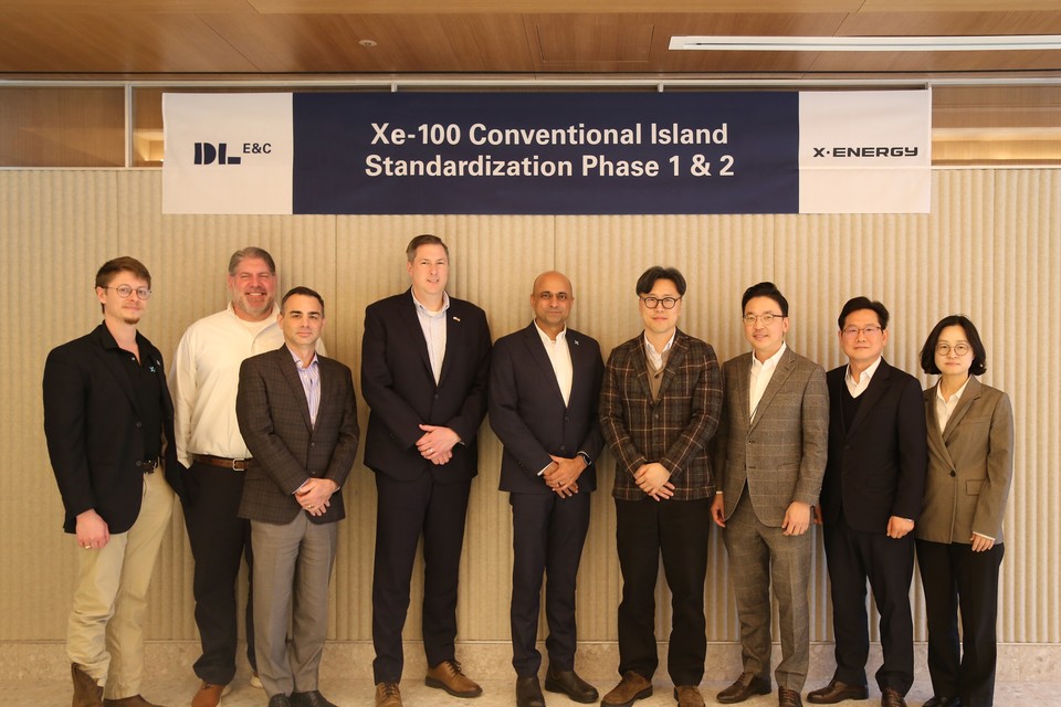 딩카 바티아(Dinkar S. Bhatia) 엑스에너지 CCO(최고영업책임자, 왼쪽 다섯째)와 배종식 DL이앤씨 플랜트사업본부 부본부장(왼쪽 여섯째)이 서울 마곡동 본사에서 열린 SMR 표준화 설계 계약 체결을 기념해 사진촬영을 하고 있다 (사진=DL이앤씨)