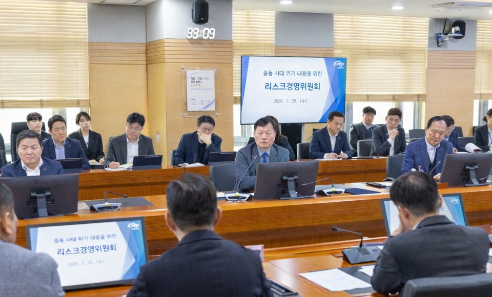 한국서부발전은 25일 충남 태안 본사에서 ‘중동사태 장기화 대비 리스크경영위원회’를 개최했다. 사진은 이정복 서부발전 사장(뒷줄 가운데)이 회의를 주재하는 모습(사진=한국서부발전)