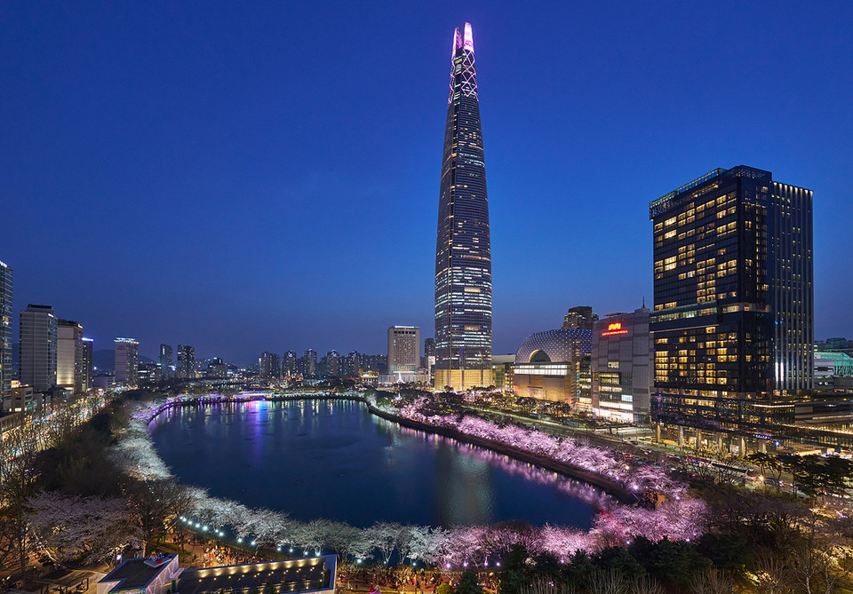 롯데물산은 석촌호수 동호 일대 벚나무에 분홍빛 조명을 설치해 ‘웨이브 핑크 로드’를 조성한다. 사진은 지난해 석촌호수 조명 연출 모습.(사진=롯데물산)