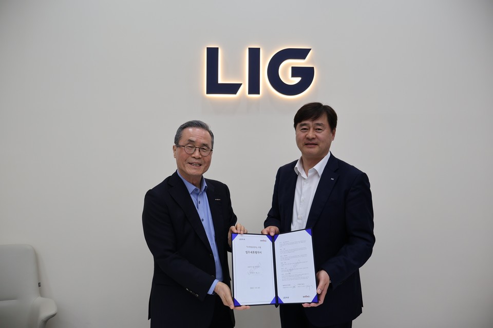 LIG넥스원과 제노코는 26일 위성통신 항공분야 업무협력을 위한 협약을 체결했다. 사진은 왼쪽부터 유태삼 제노코 대표이사와 문병호 LIG넥스원 C5SIR사업부문장이 MOU체결 후 기념사진을 촬영하고 있다.(사진=LIG넥스원)