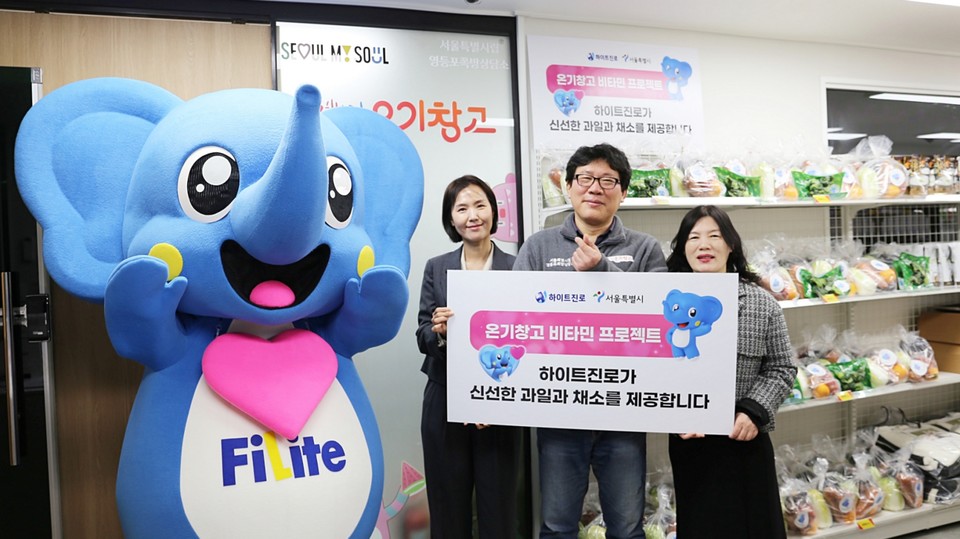 지난 24일 영등포 쪽방촌 ‘온기창고’ 3호점에서 하이트진로와 서울시 자활지원과 박월진 과장(오른쪽), 영등포 쪽방사무소 김형옥 소장(가운데) 등이 참석해 전달식을 진행했다.(사진=하이트진로)