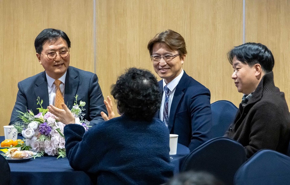 지난 28일 오전 박상신 DL이앤씨 대표이사 부회장(왼쪽 첫 번째)이 경기 성남 소재 상대원2구역 사업설명회장을 찾아 조합원에게 사업 조건을 직접 설명하고 있다.(사진=DL이앤씨)