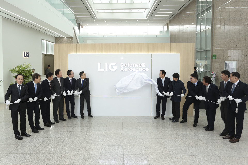 LIG Defense&Aerospace가 31일 공식 출범했다. 사진은 31일 LIG D&A 2판교하우스에서 구본상 LIG 회장, 신익현 LIG D&A 대표이사 등 임직원과 관계자들이 현판 제막식을 하고 있다.(사진=LIG D&A)