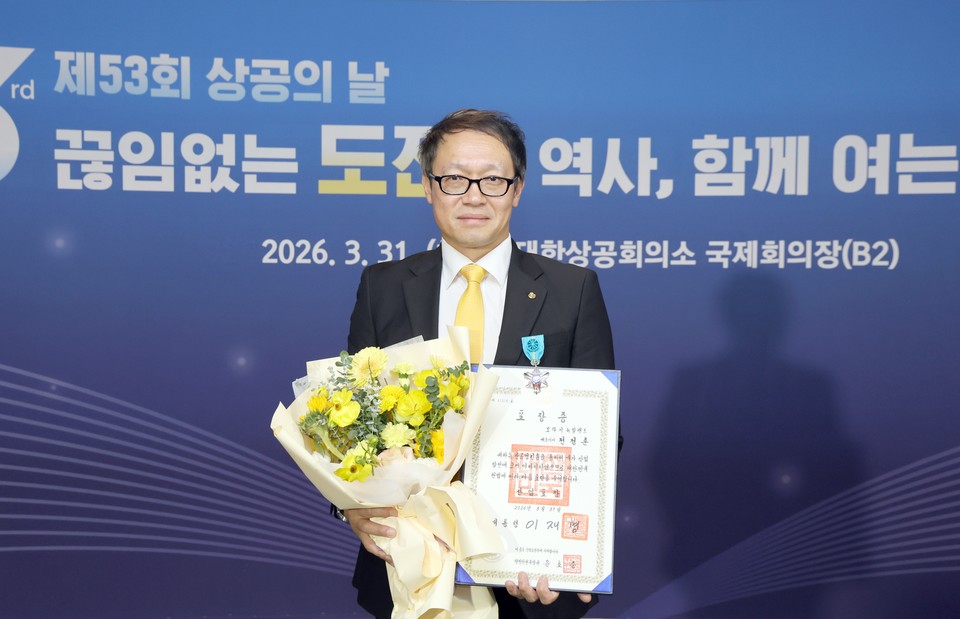 오뚜기 뉴질랜드 전정훈 대표이사가 대통령 표창을 받은 뒤 기념사진을 찍고 있다.(사진=오뚜기)