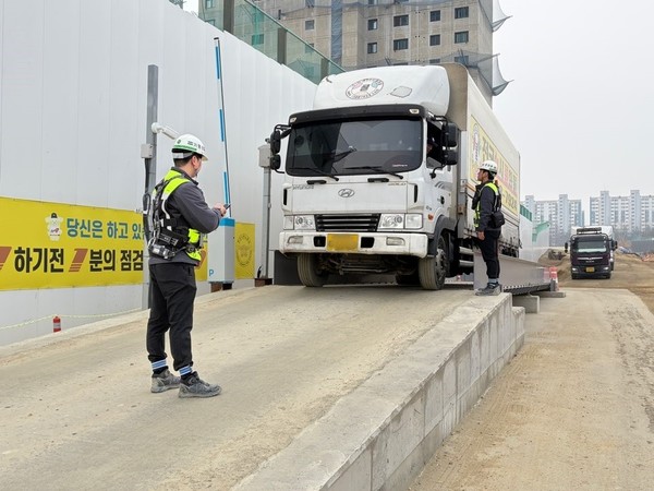 IPARK현대산업개발이 건설 현장 자재 차량에 스마트 자재 입출고 관리를 도입해 품질 관리를 강화하는 가운데, 천안 아이파크시티 1단지에서 건설 자재 운반 차량의 중량을 측정하고 있다. /사진=IPARK현대산업개발